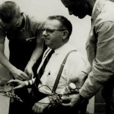 Milgram y ayudantes en el experimento
