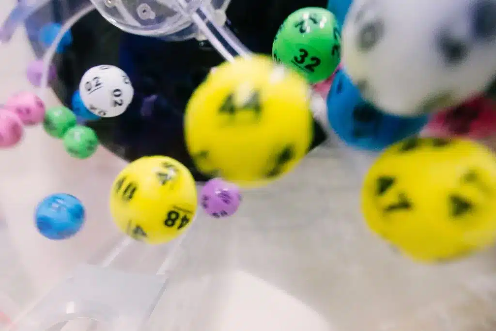 Carcajadas de Caridad: La Magia de las Loterías Benéficas en Nuestra Sociedad